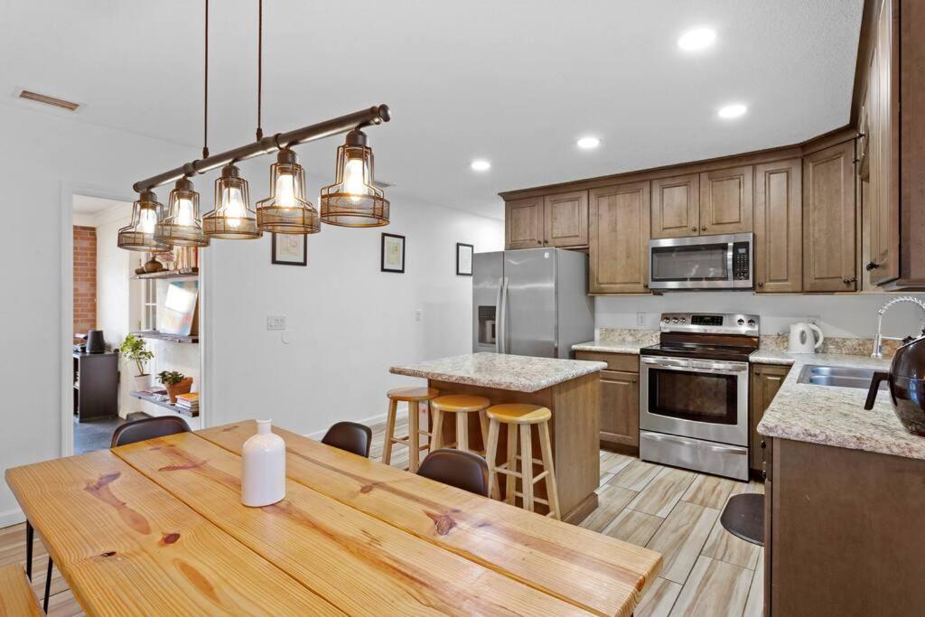 6 Minutes Away From The Beach 4 Bd Retreat W Free Parking * Tampa