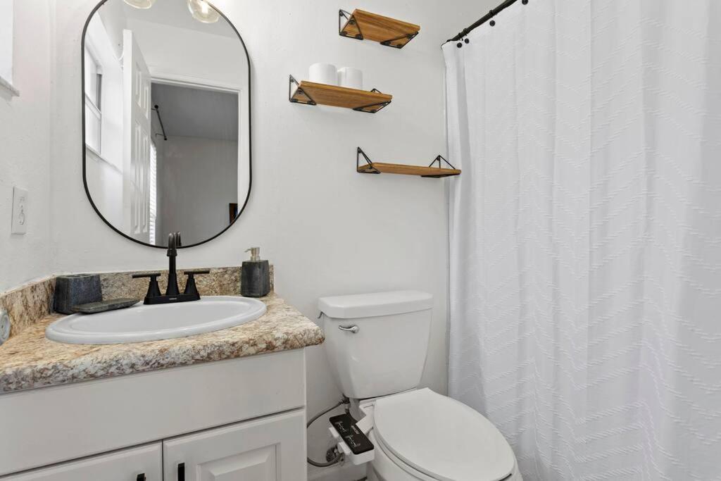 6 Minutes Away From The Beach 4 Bd Retreat W Free Parking Apartment *