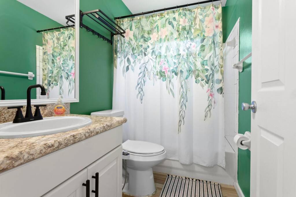 Apartment 6 Minutes Away From The Beach 4 Bd Retreat W Free Parking