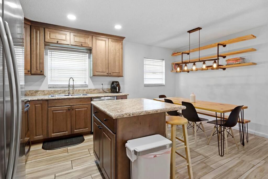 Apartment 6 Minutes Away From The Beach 4 Bd Retreat W Free Parking *